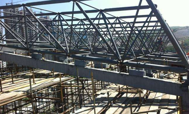 津南简述网架公司的黑色压型钢板的吊装步履